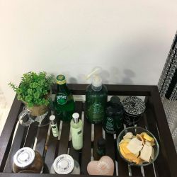 Detalle de mesa estantería con productos de belleza