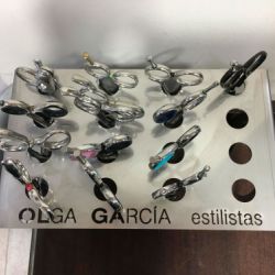 Detalle de mesa carrito con varias tijeras de peluquería